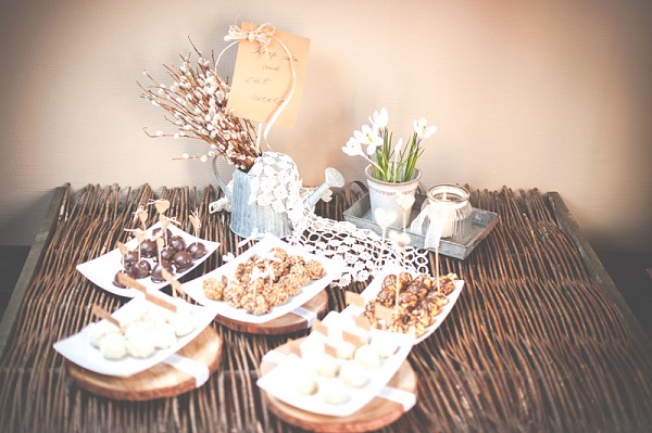 słodki stół na rustykalne wesele
